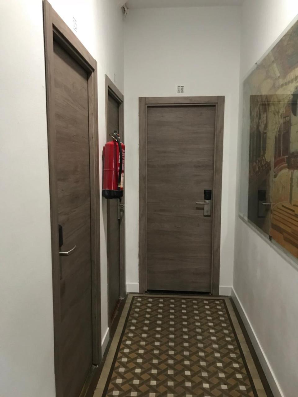 Hostal Eden Барселона Екстериор снимка
